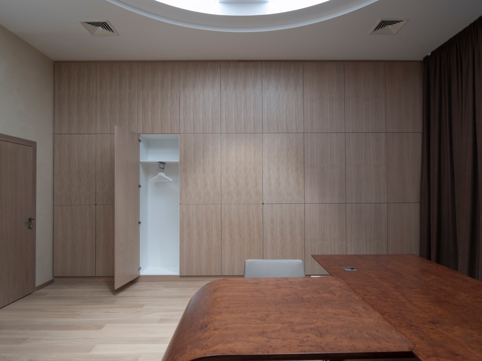 Комплексное оформление мебелью офиса компании РЕМИТ