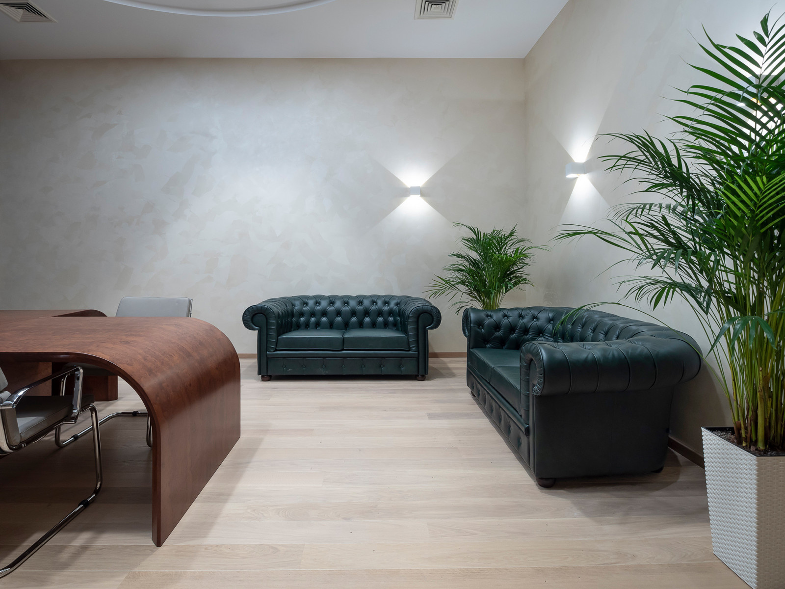 Комплексное оформление мебелью офиса компании РЕМИТ