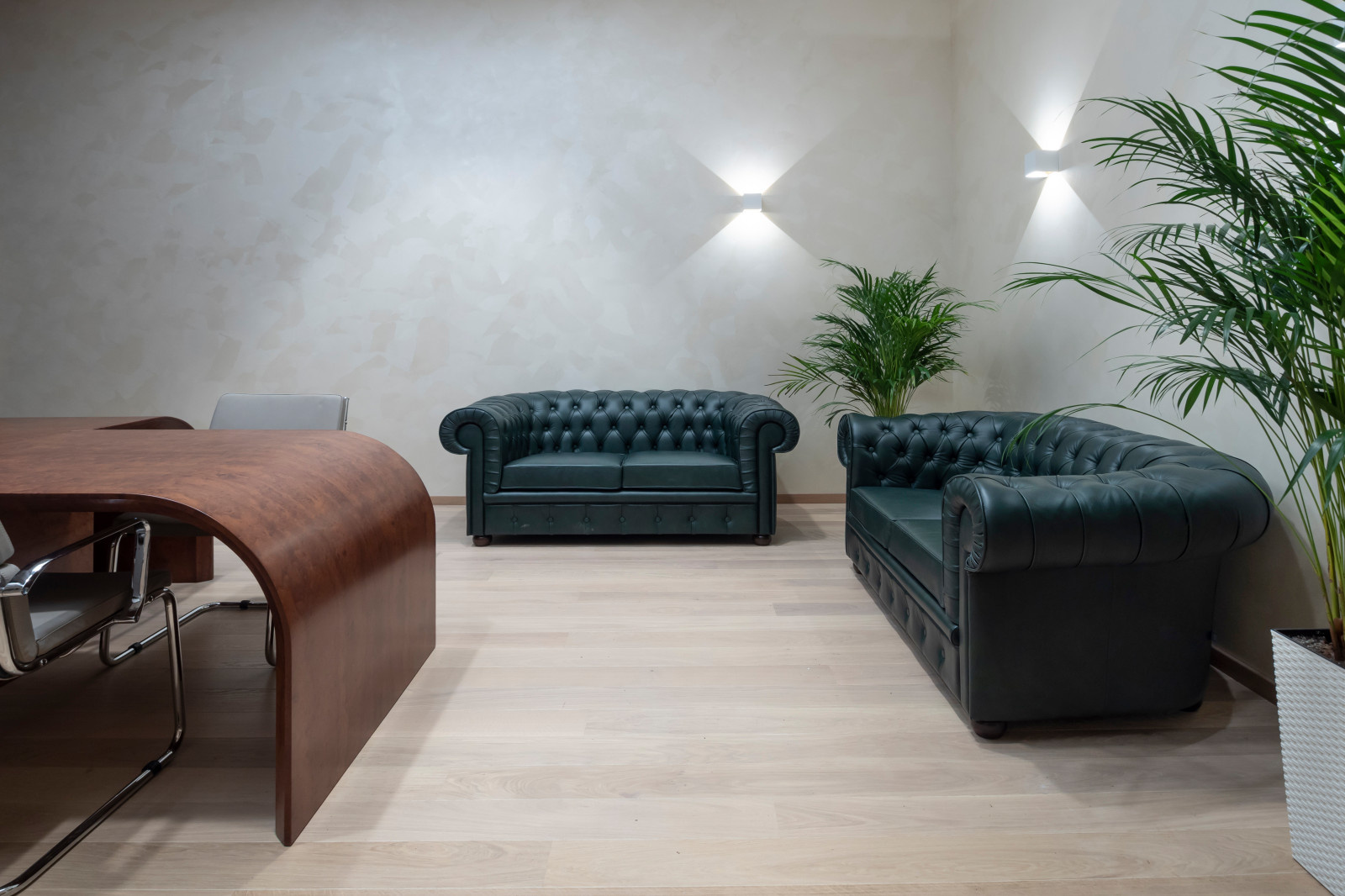 Комплексное оформление мебелью офиса компании РЕМИТ