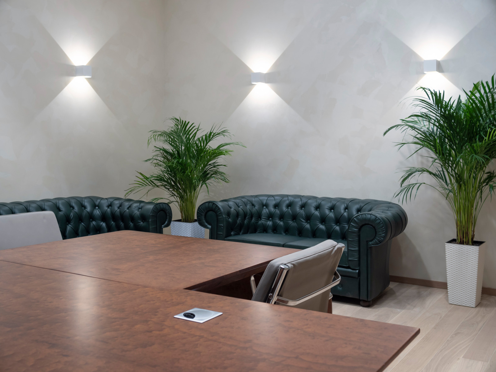 Комплексное оформление мебелью офиса компании РЕМИТ