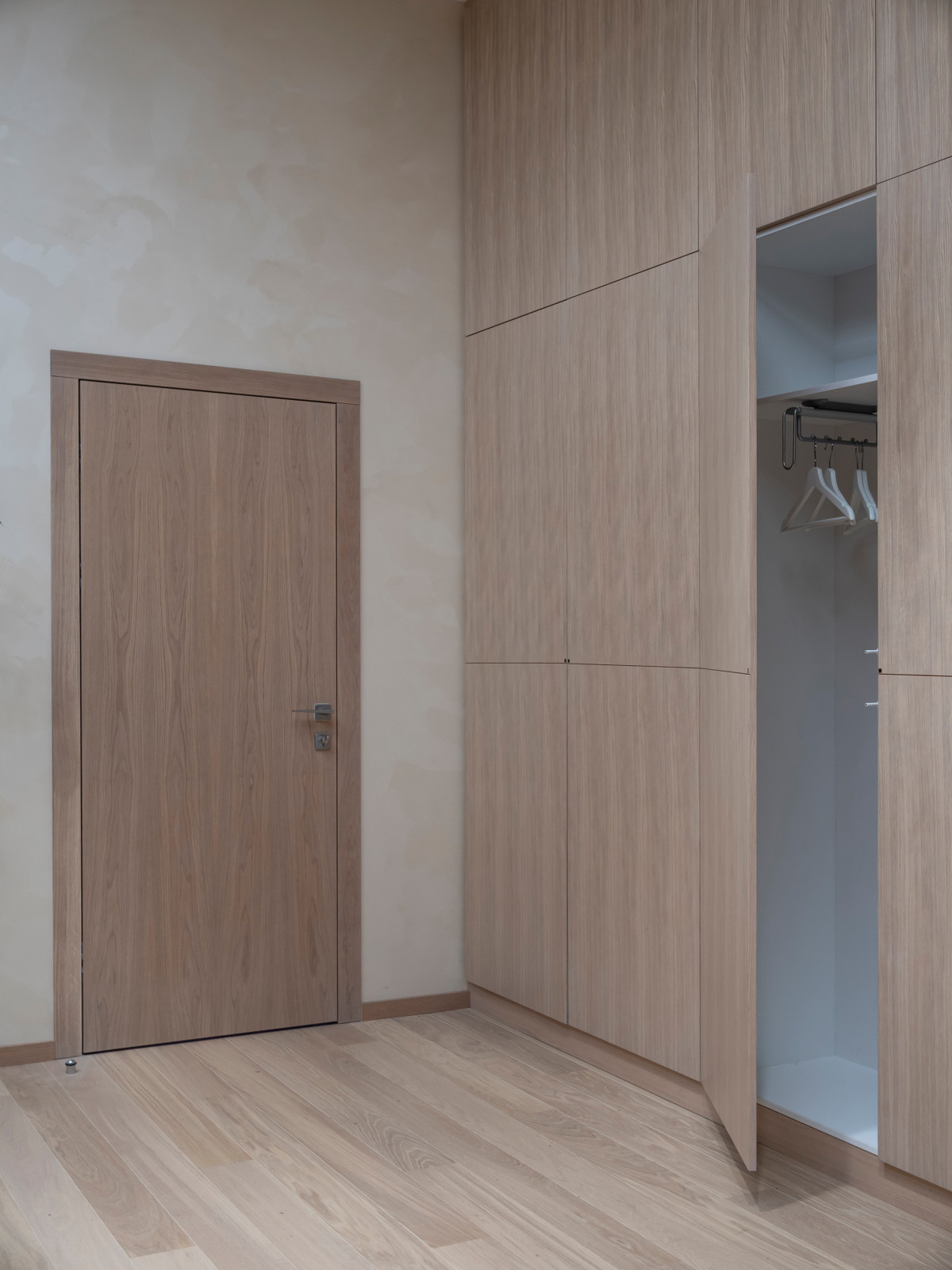 Комплексное оформление мебелью офиса компании РЕМИТ