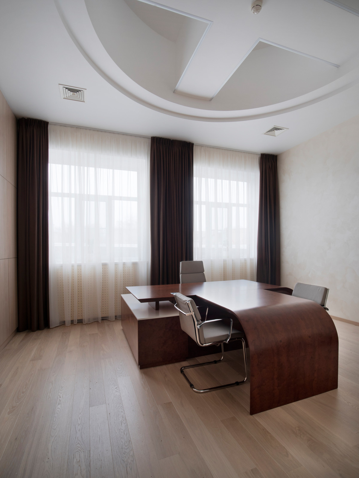 Комплексное оформление мебелью офиса компании РЕМИТ