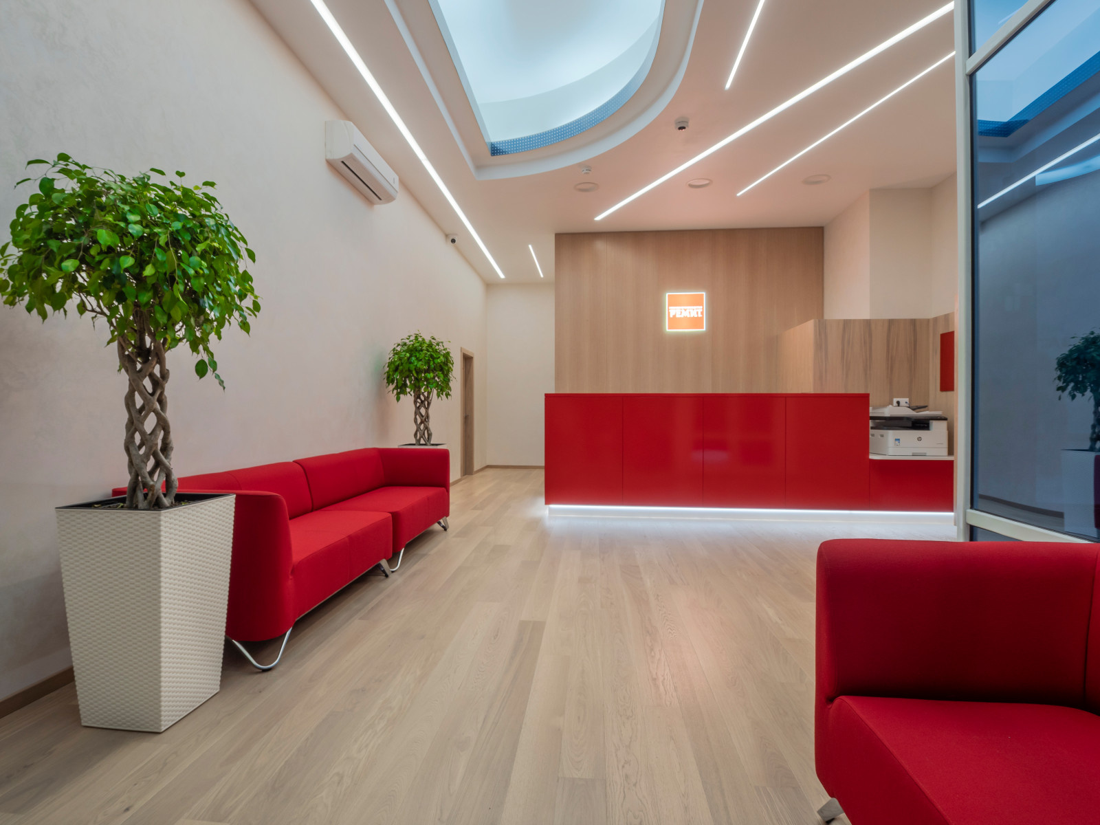 Комплексное оформление мебелью офиса компании РЕМИТ