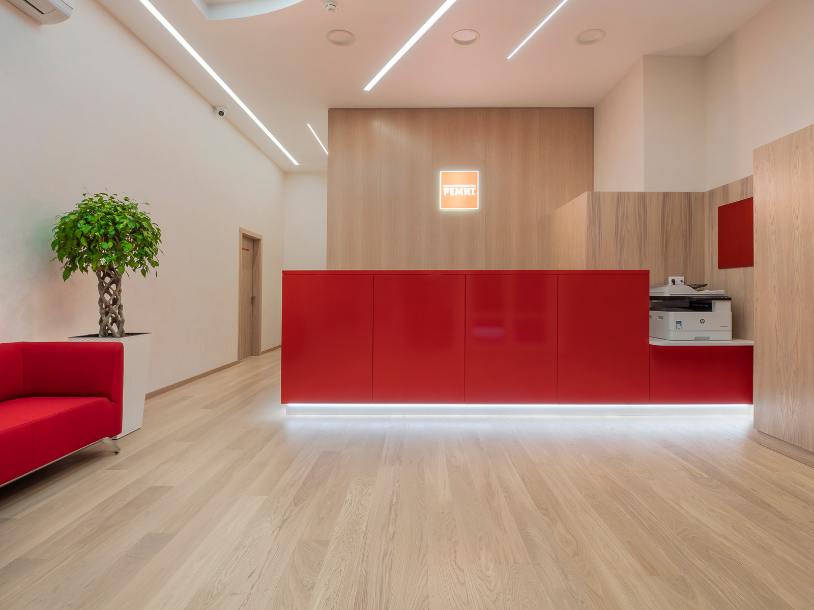 Комплексное оформление мебелью офиса компании РЕМИТ