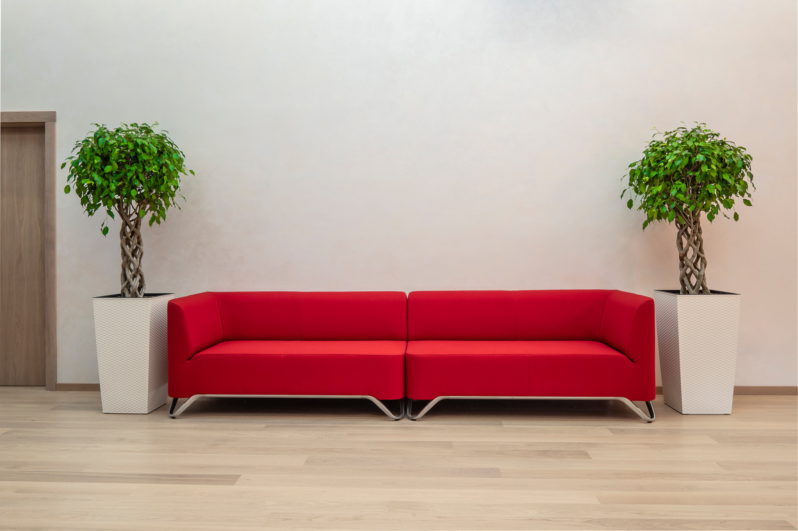 Комплексное оформление мебелью офиса компании РЕМИТ