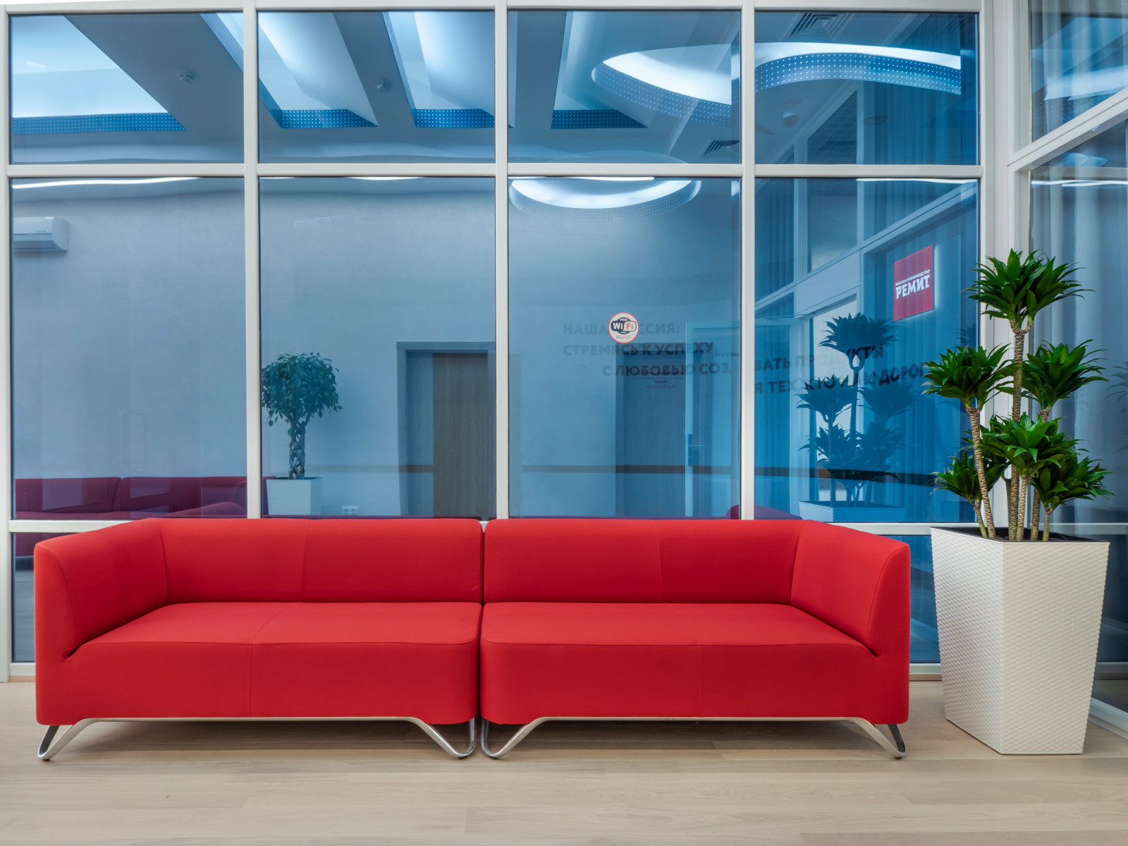 Комплексное оформление мебелью офиса компании РЕМИТ