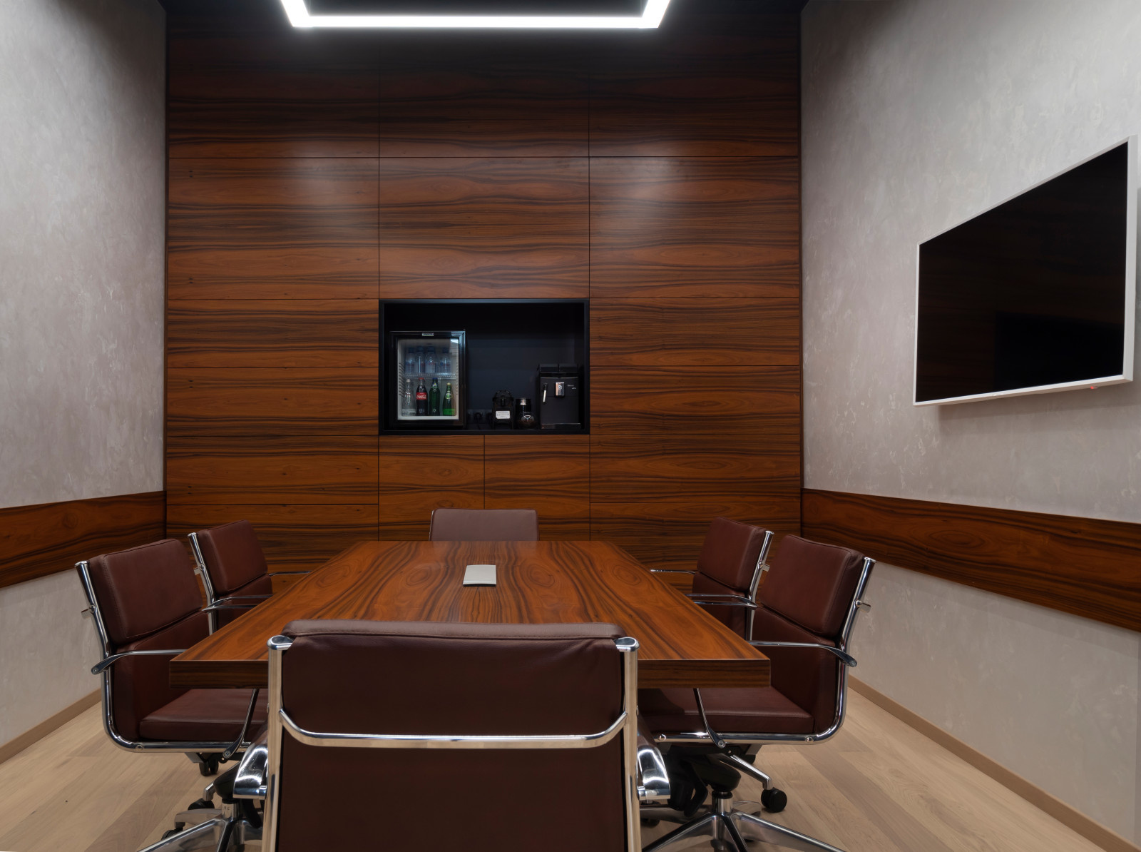 Комплексное оформление мебелью офиса компании РЕМИТ