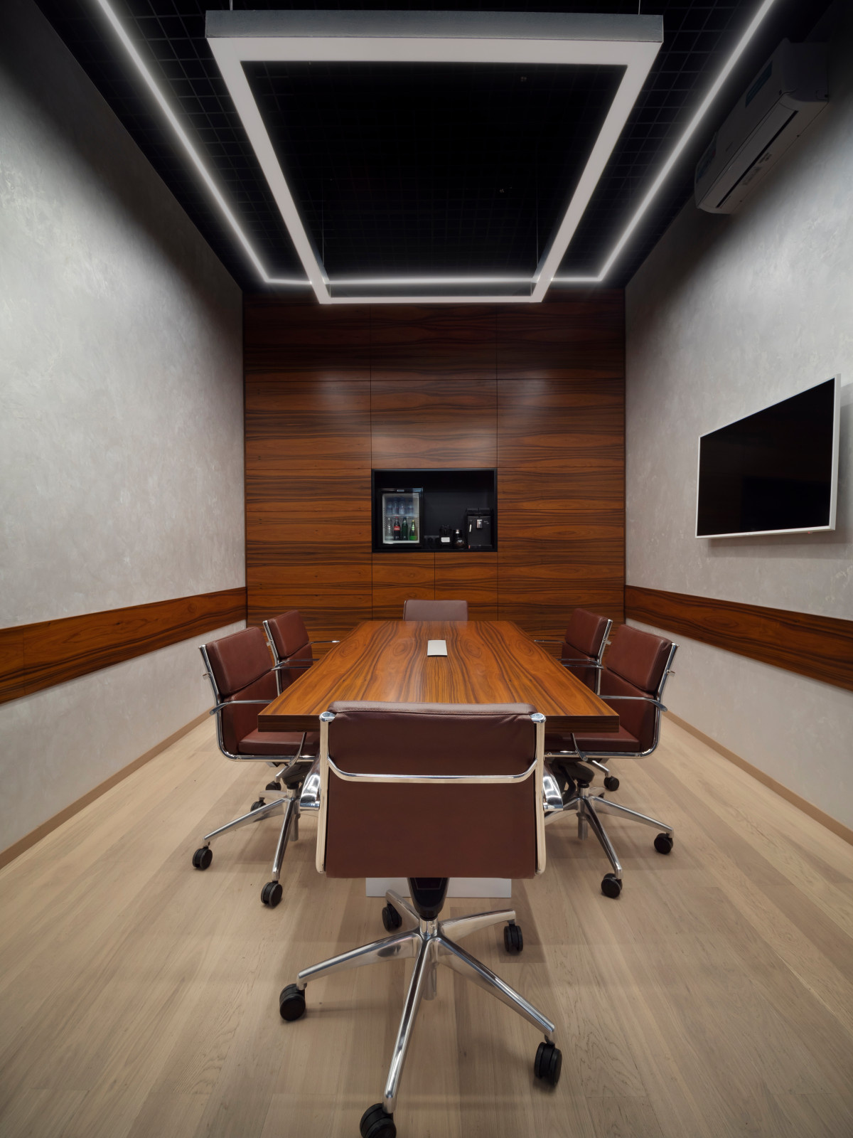 Комплексное оформление мебелью офиса компании РЕМИТ