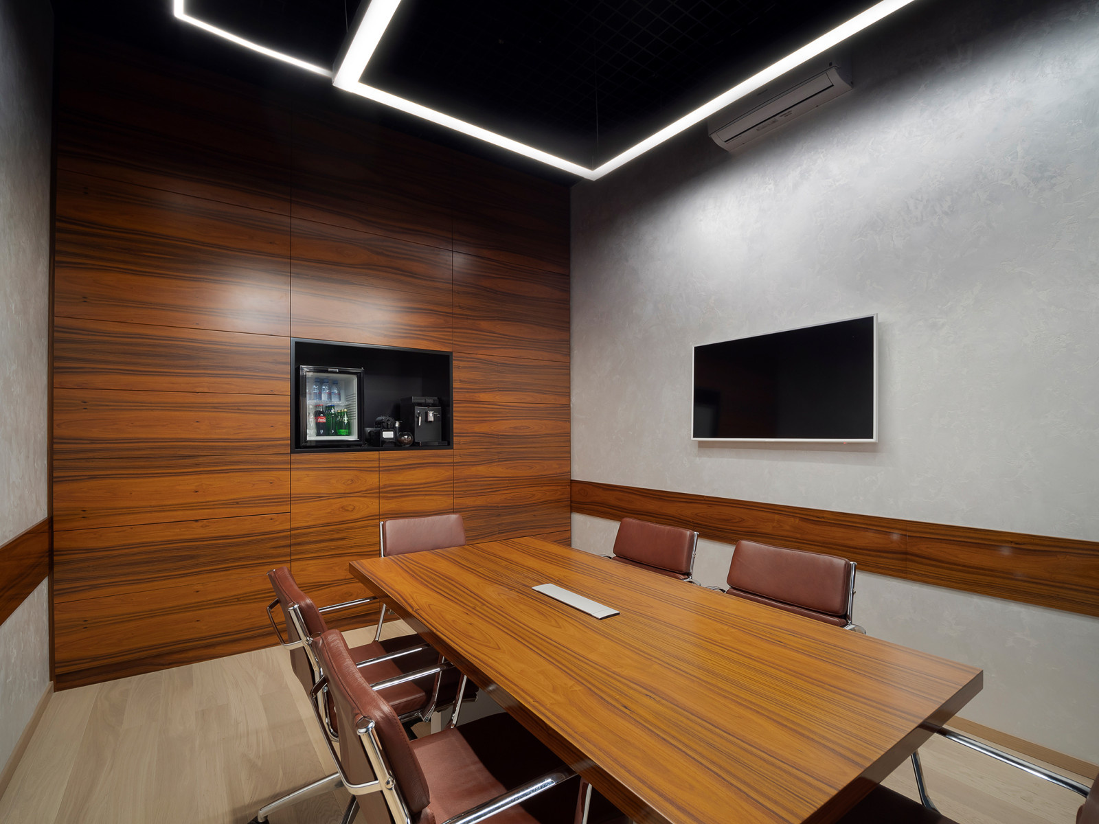 Комплексное оформление мебелью офиса компании РЕМИТ