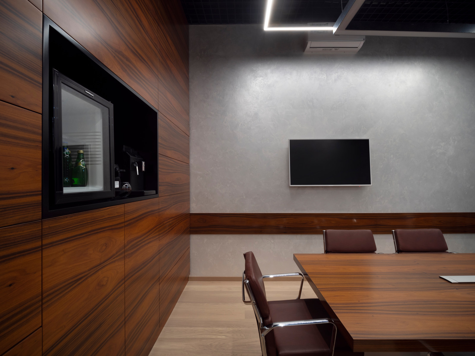 Комплексное оформление мебелью офиса компании РЕМИТ