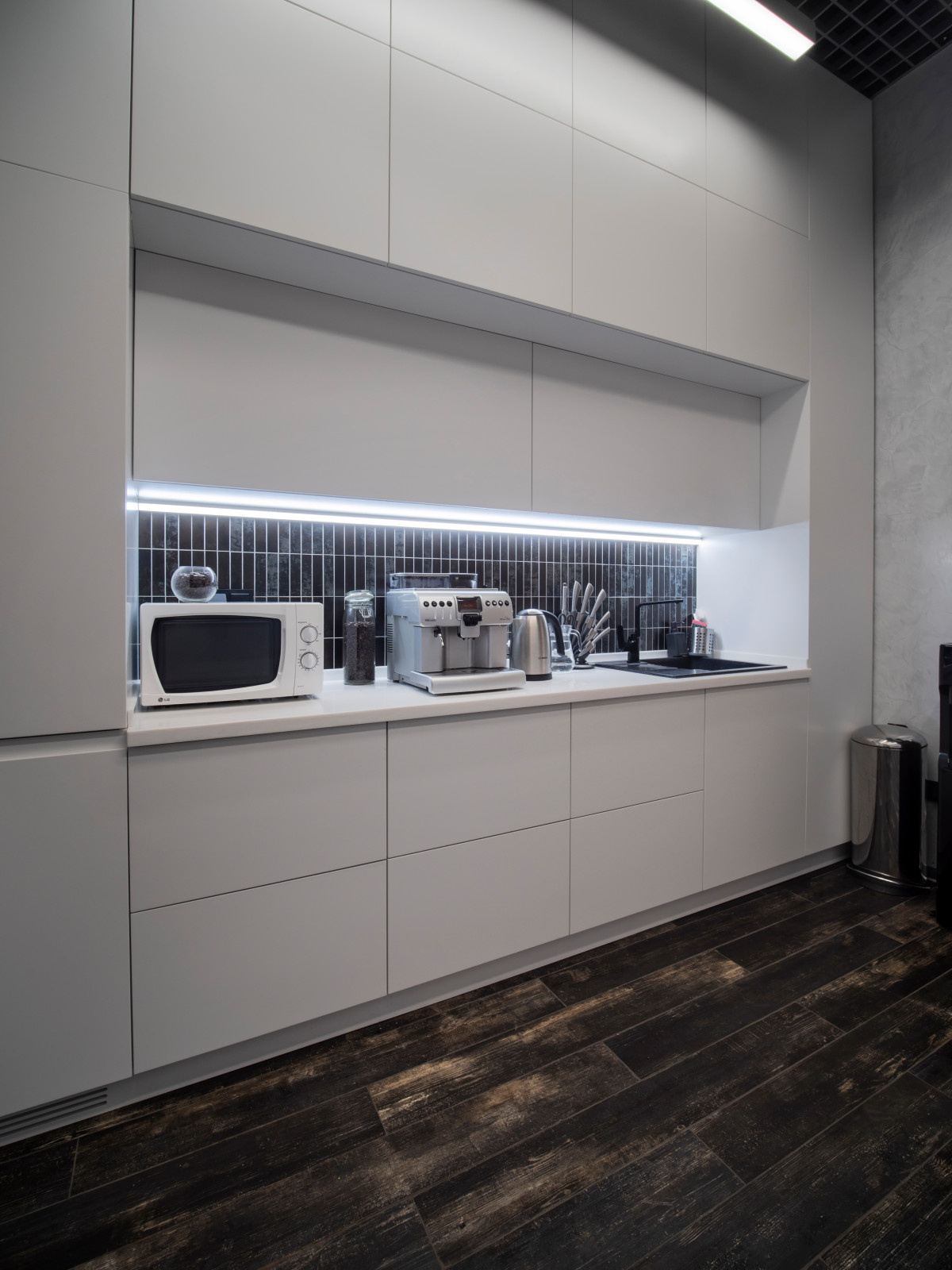 Комплексное оформление мебелью офиса компании РЕМИТ