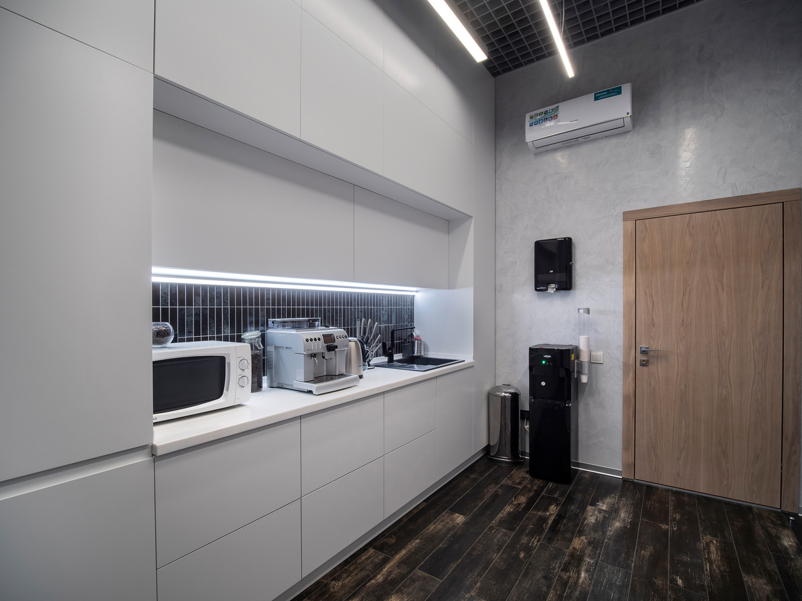 Комплексное оформление мебелью офиса компании РЕМИТ