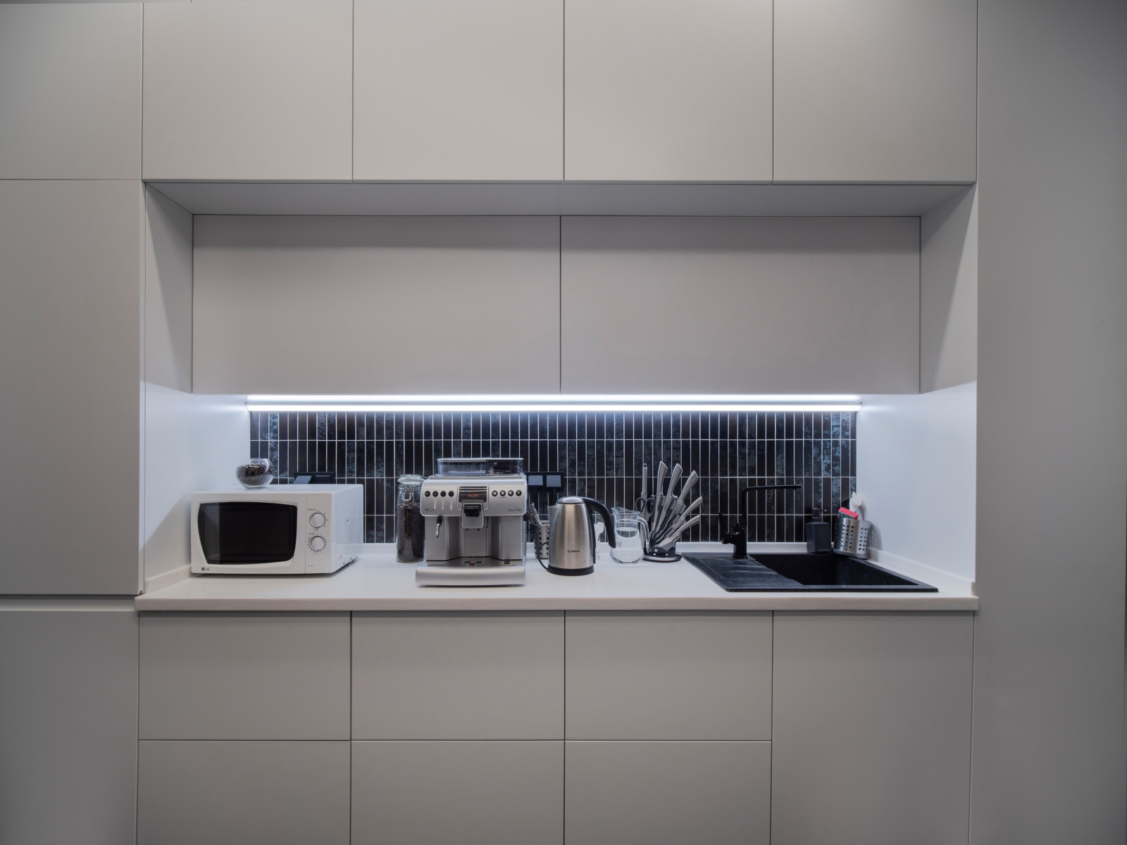 Комплексное оформление мебелью офиса компании РЕМИТ