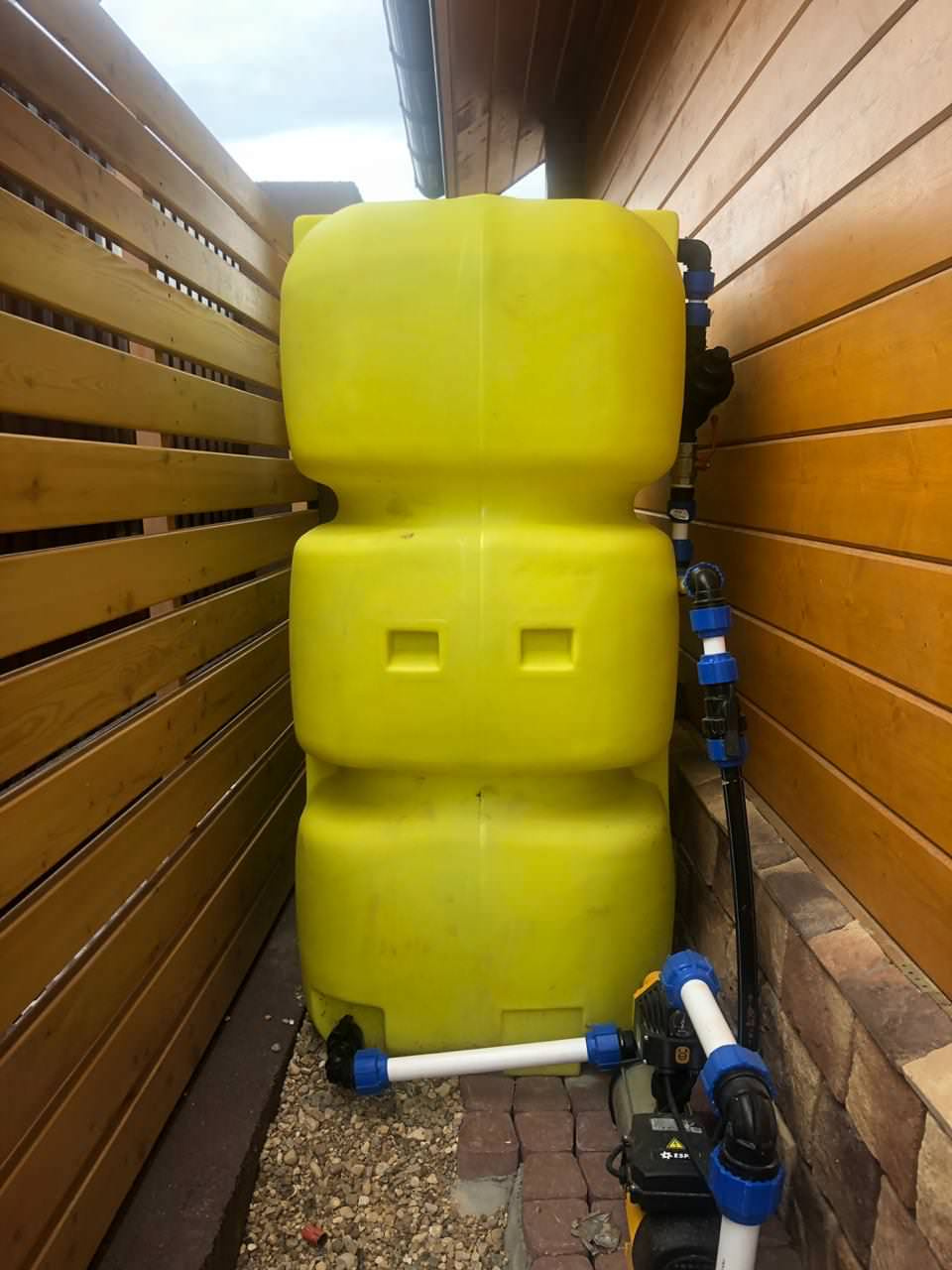 Емкость 2000 л. желтого цвета