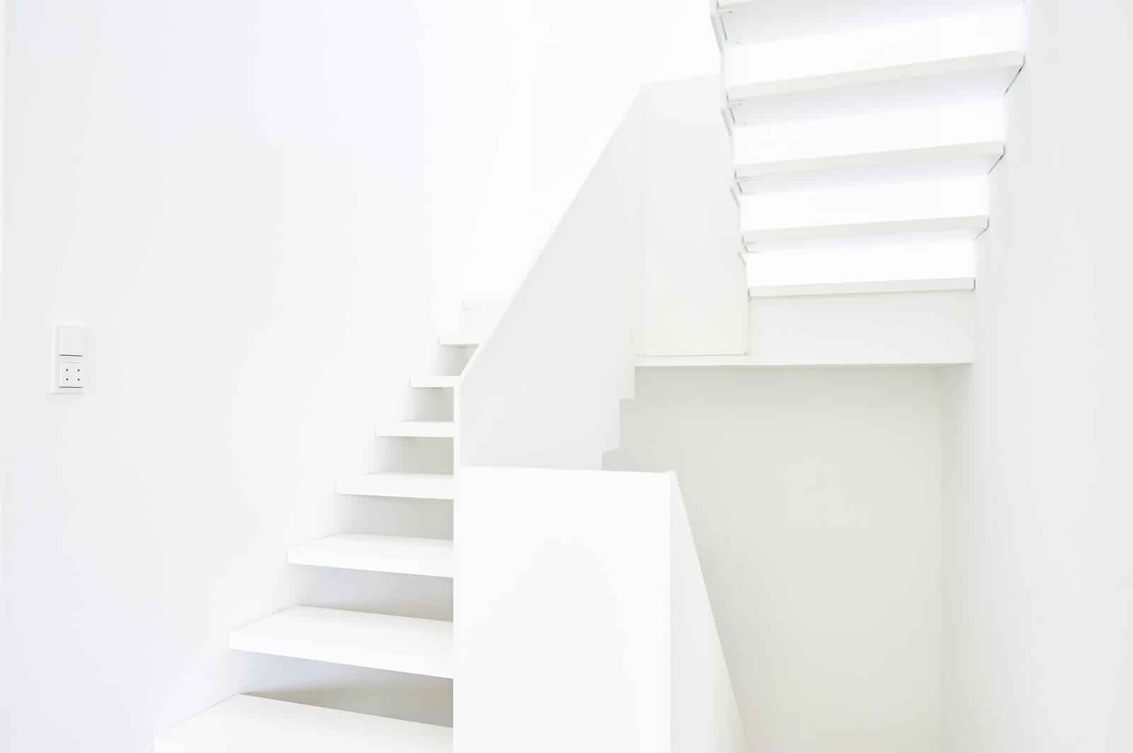 Лестиница с наружной тетивой из HPL-панелей в белом цвете