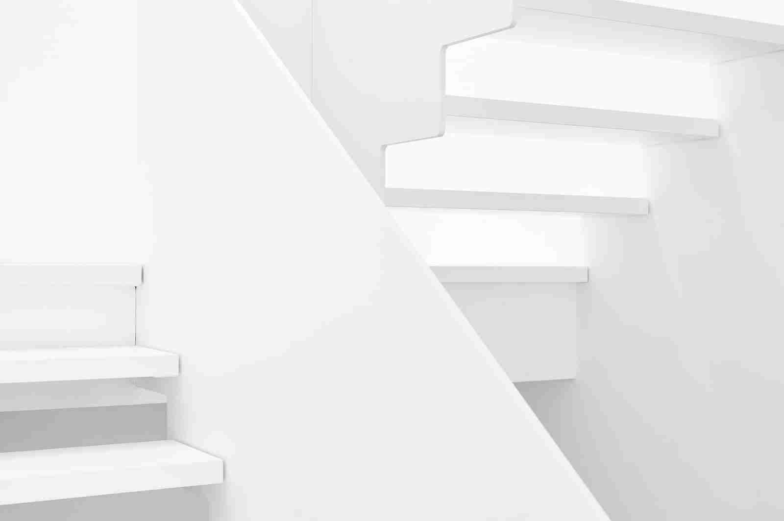 Лестиница с наружной тетивой из HPL-панелей в белом цвете