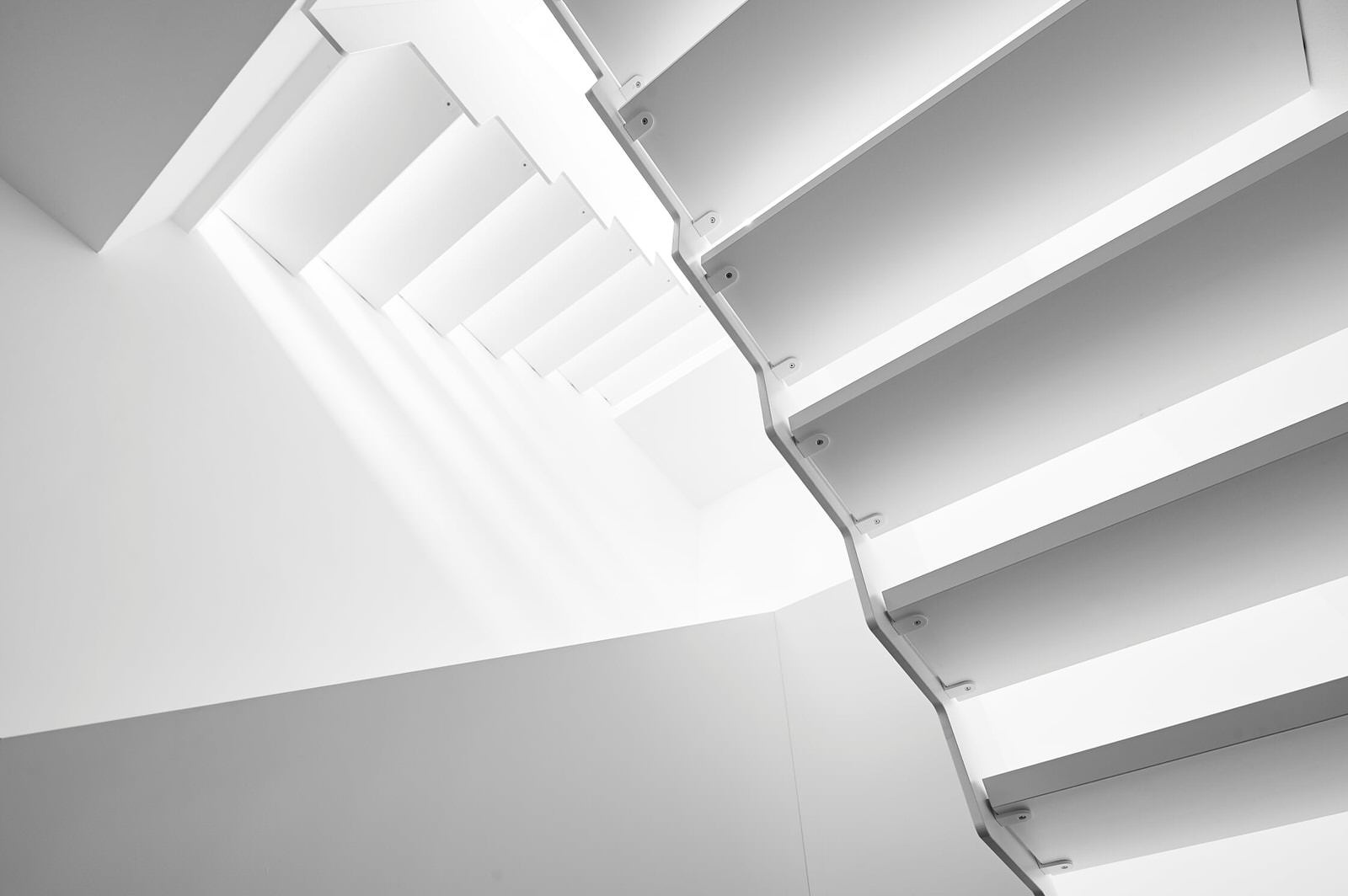 Лестиница с наружной тетивой из HPL-панелей в белом цвете