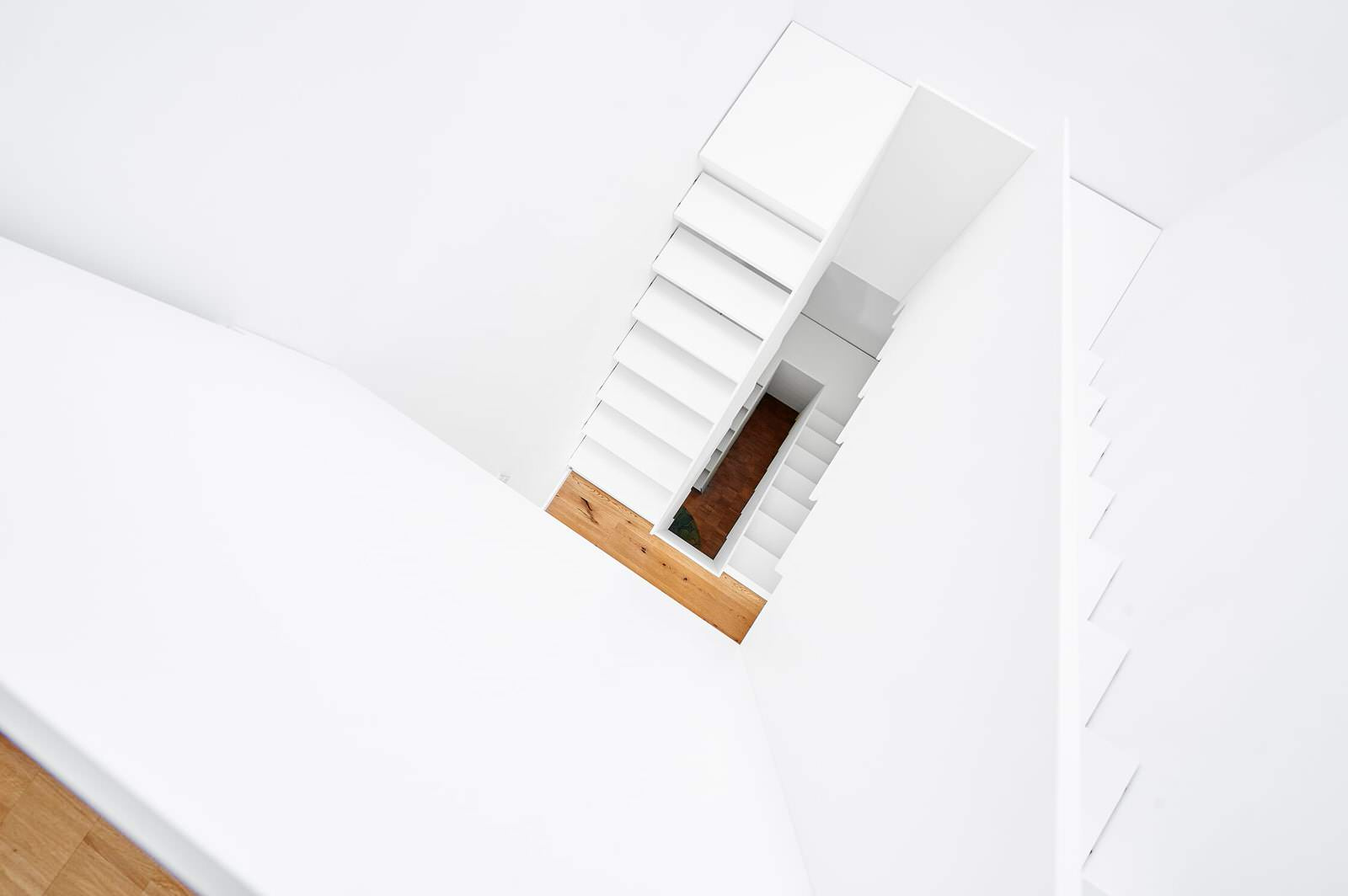 Лестиница с наружной тетивой из HPL-панелей в белом цвете