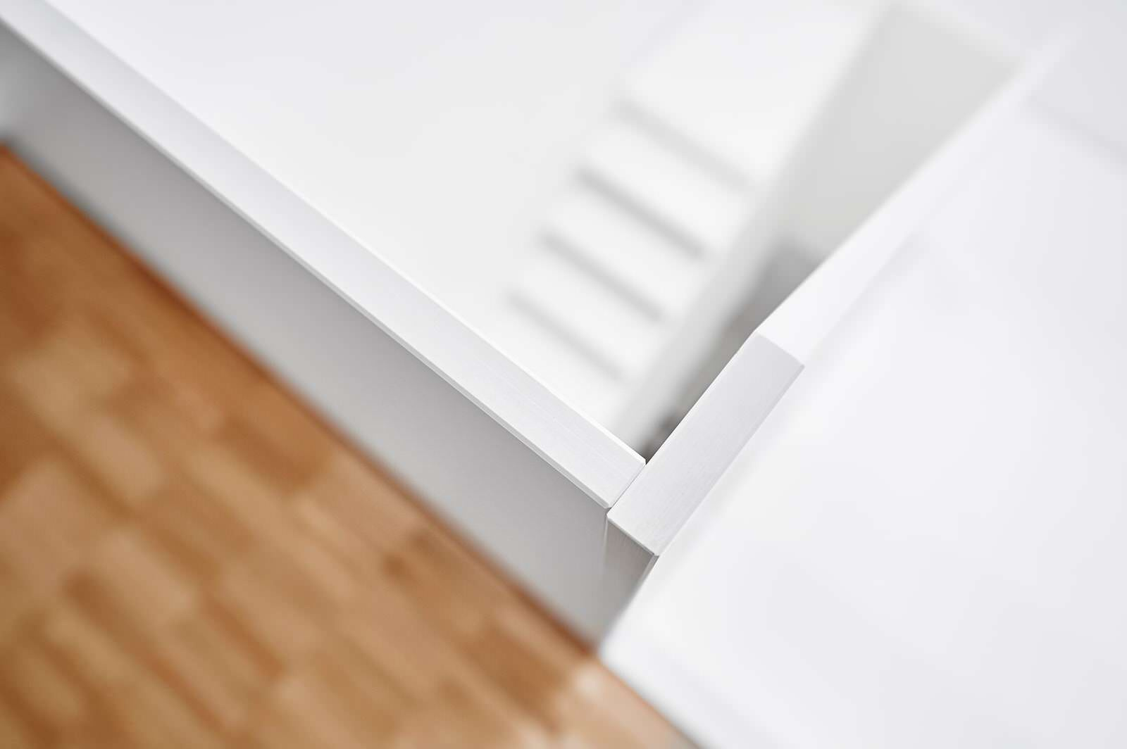 Лестиница с наружной тетивой из HPL-панелей в белом цвете