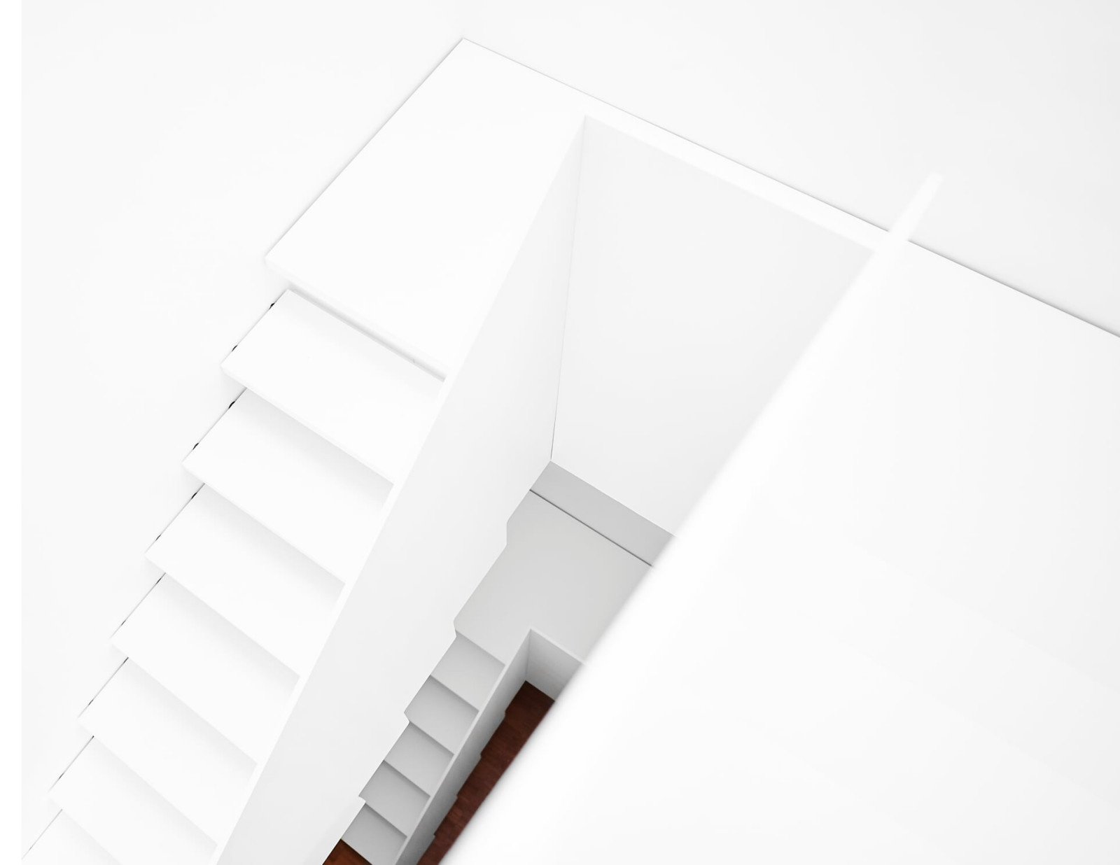 Лестиница с наружной тетивой из HPL-панелей в белом цвете