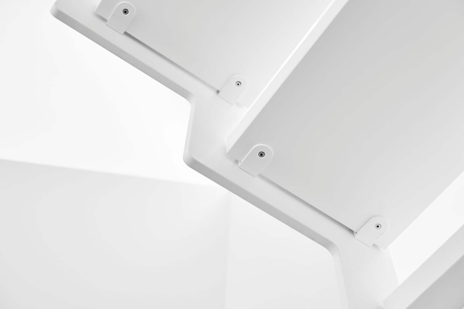 Лестиница с наружной тетивой из HPL-панелей в белом цвете