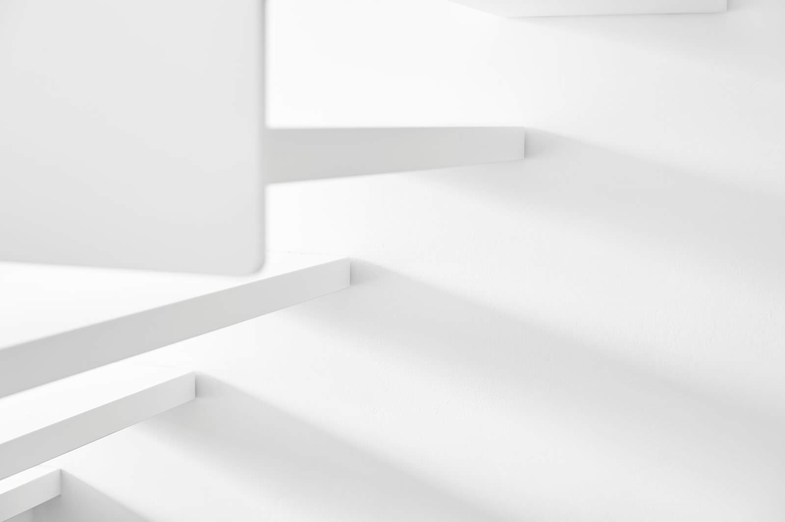 Лестиница с наружной тетивой из HPL-панелей в белом цвете