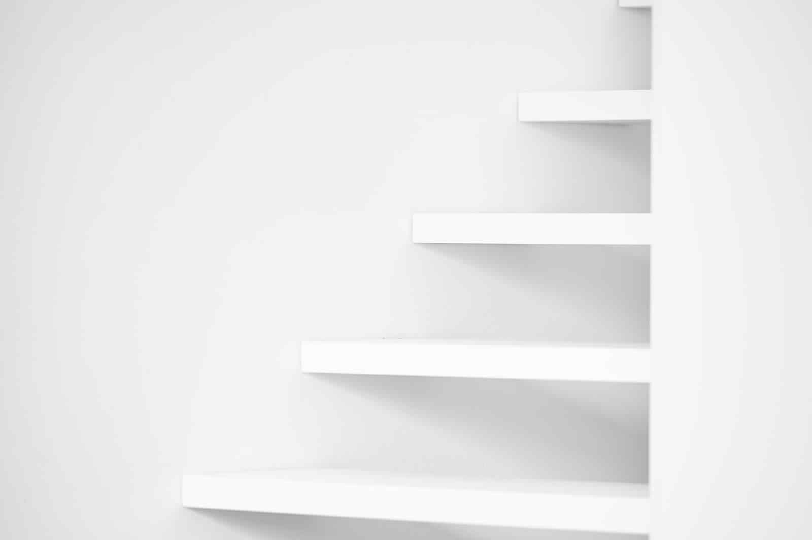 Лестиница с наружной тетивой из HPL-панелей в белом цвете