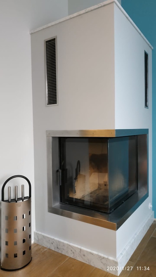 Камин с угловой топкой и минималистичным дизайном