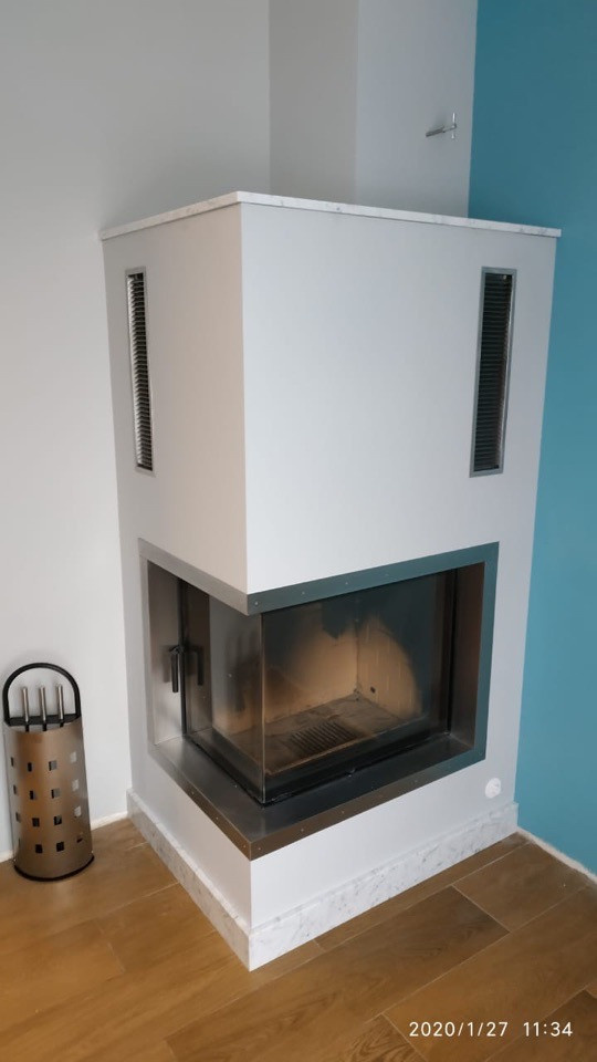 Камин с угловой топкой и минималистичным дизайном