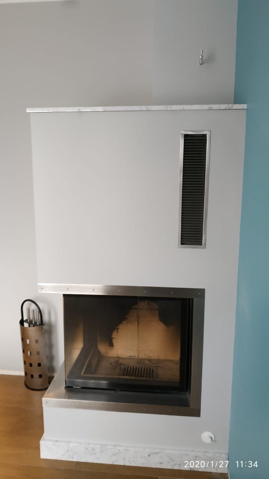 Камин с угловой топкой и минималистичным дизайном