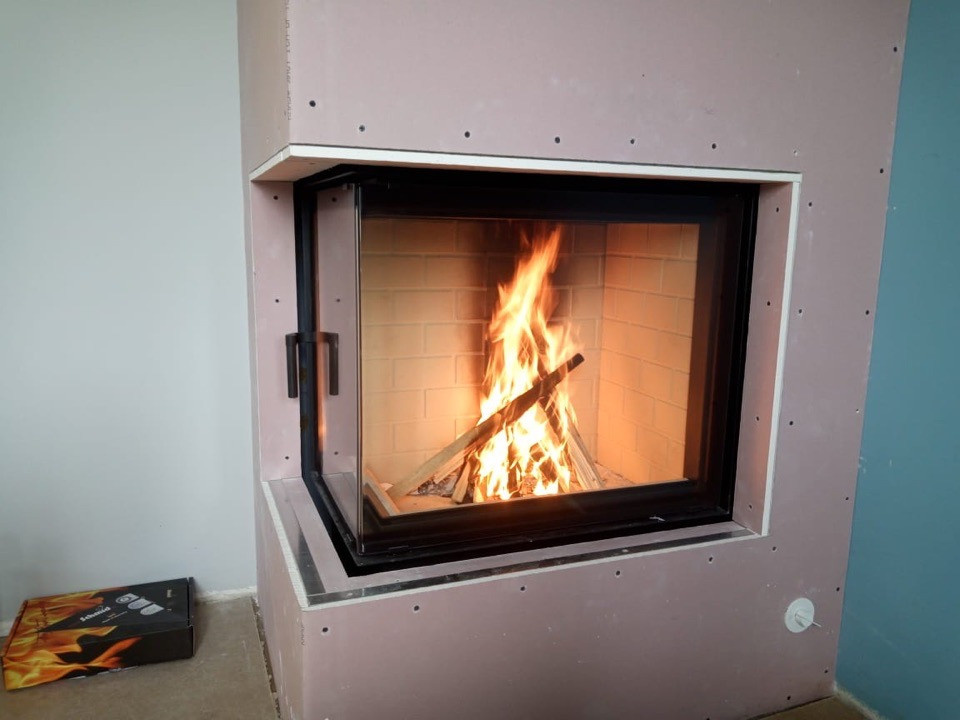 Камин с угловой топкой и минималистичным дизайном