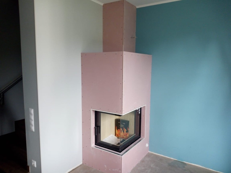 Камин с угловой топкой и минималистичным дизайном