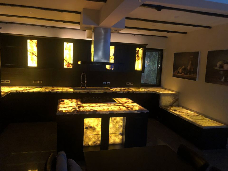 Private villa Phoenix Golf Club - Kitchen with natural Onyx marable table-top