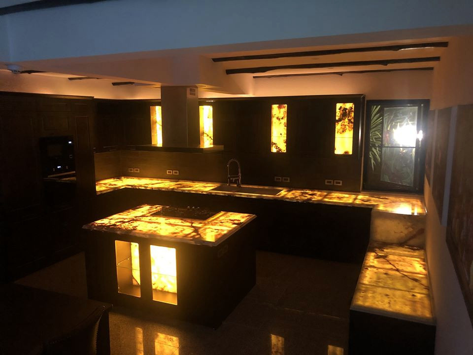 Private villa Phoenix Golf Club - Kitchen with natural Onyx marable table-top