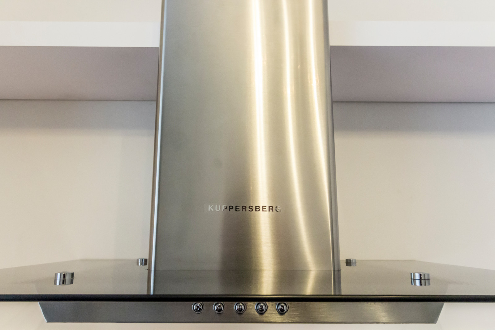 "Белый плен" Белая кухня с прямыми фасадами