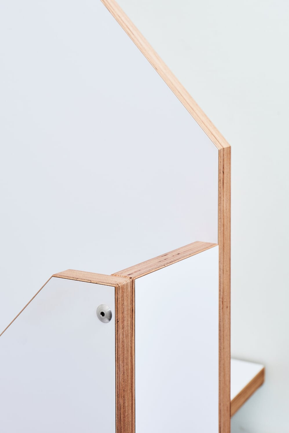 Больцевая лестница из панели BauBuche с белой матовой поверхностью