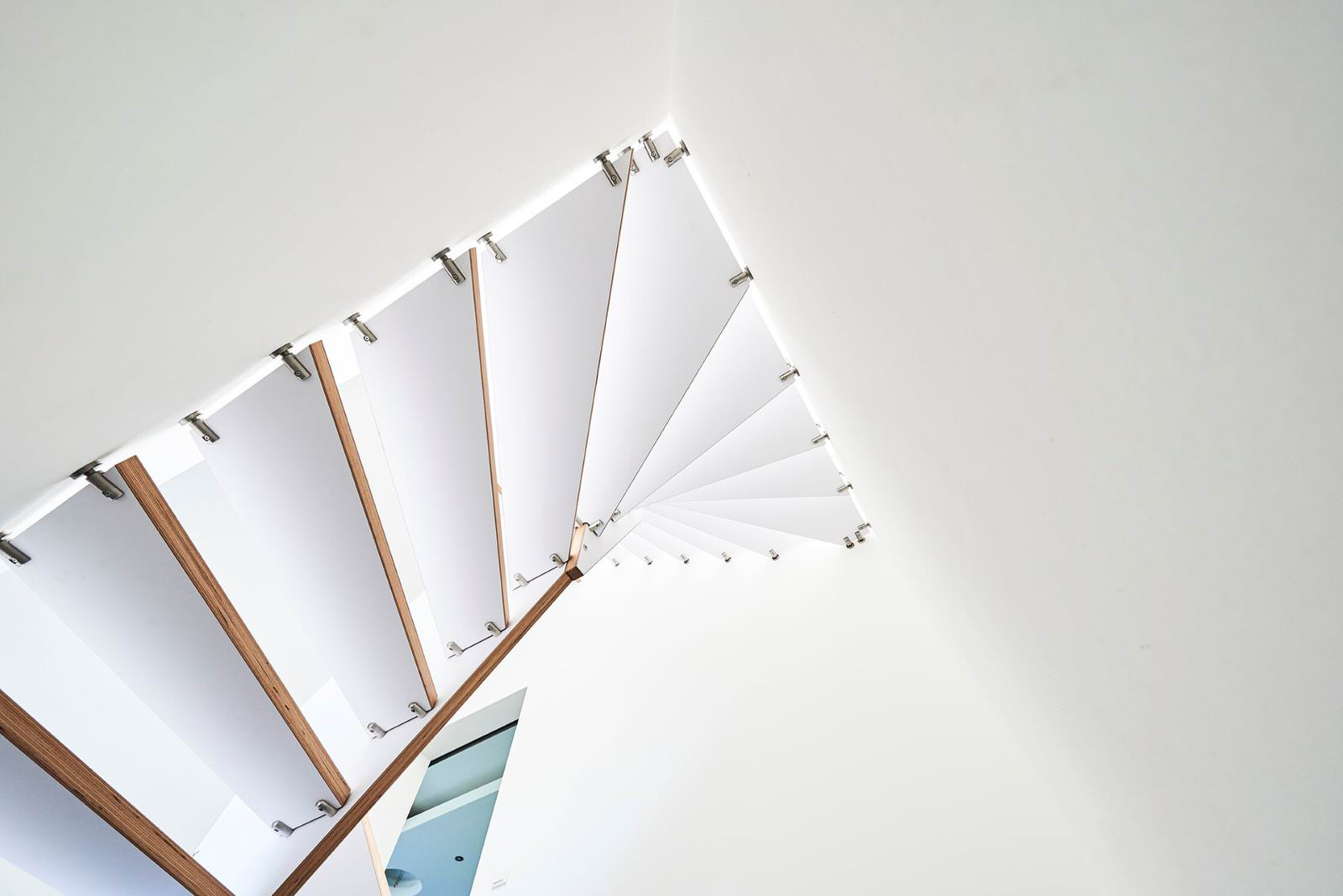 Больцевая лестница из панели BauBuche с белой матовой поверхностью