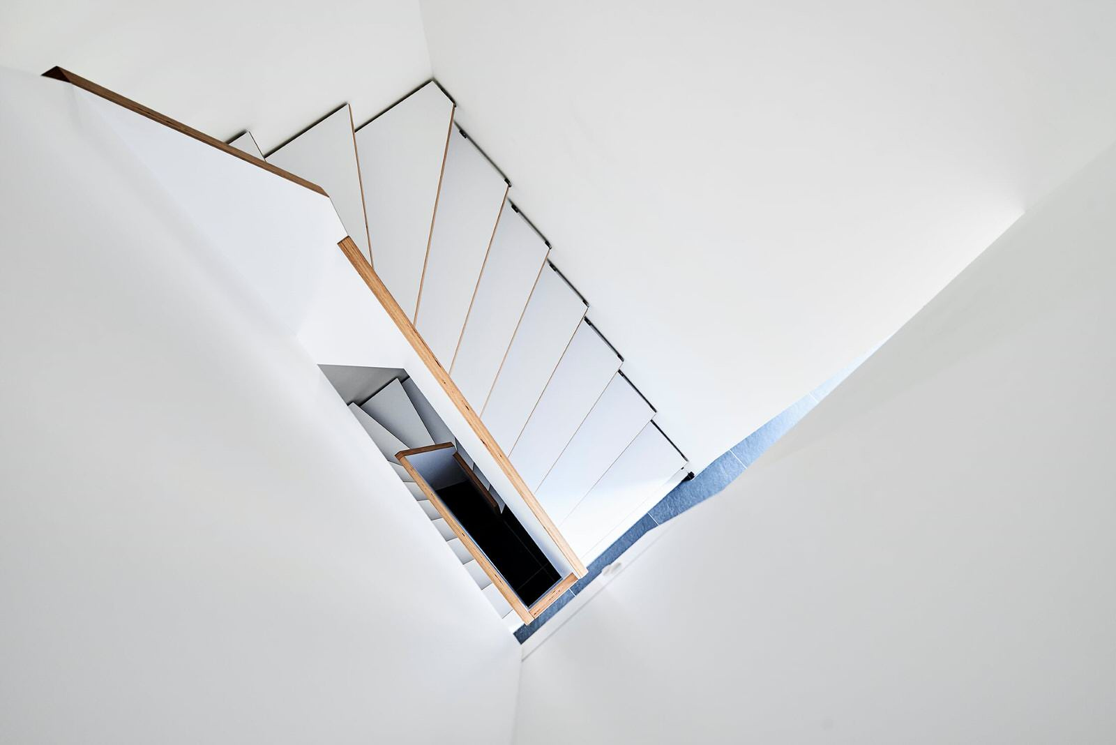 Больцевая лестница из панели BauBuche с белой матовой поверхностью