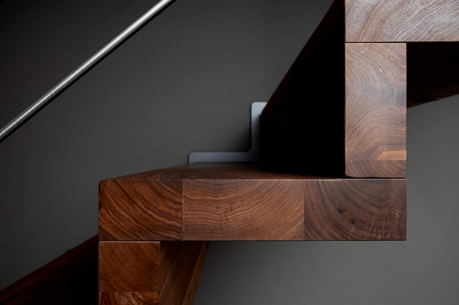 Консольная лестница из ореха с балюстрадой из нержавеющей стали