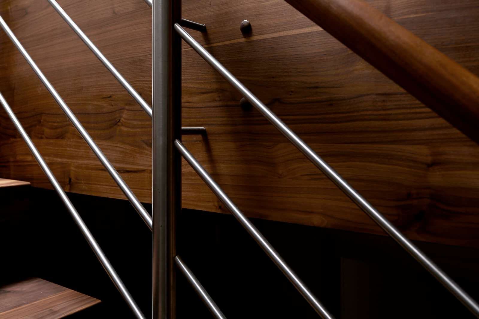 Консольная лестница из ореха с балюстрадой из нержавеющей стали