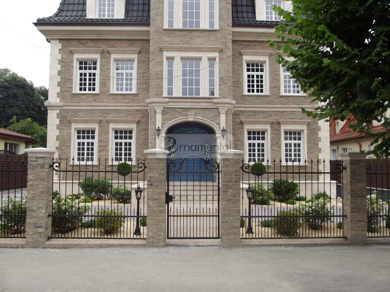 Кованное ограждение для частного дома