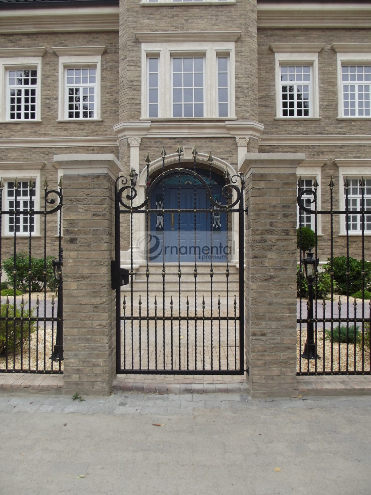 Кованное ограждение для частного дома