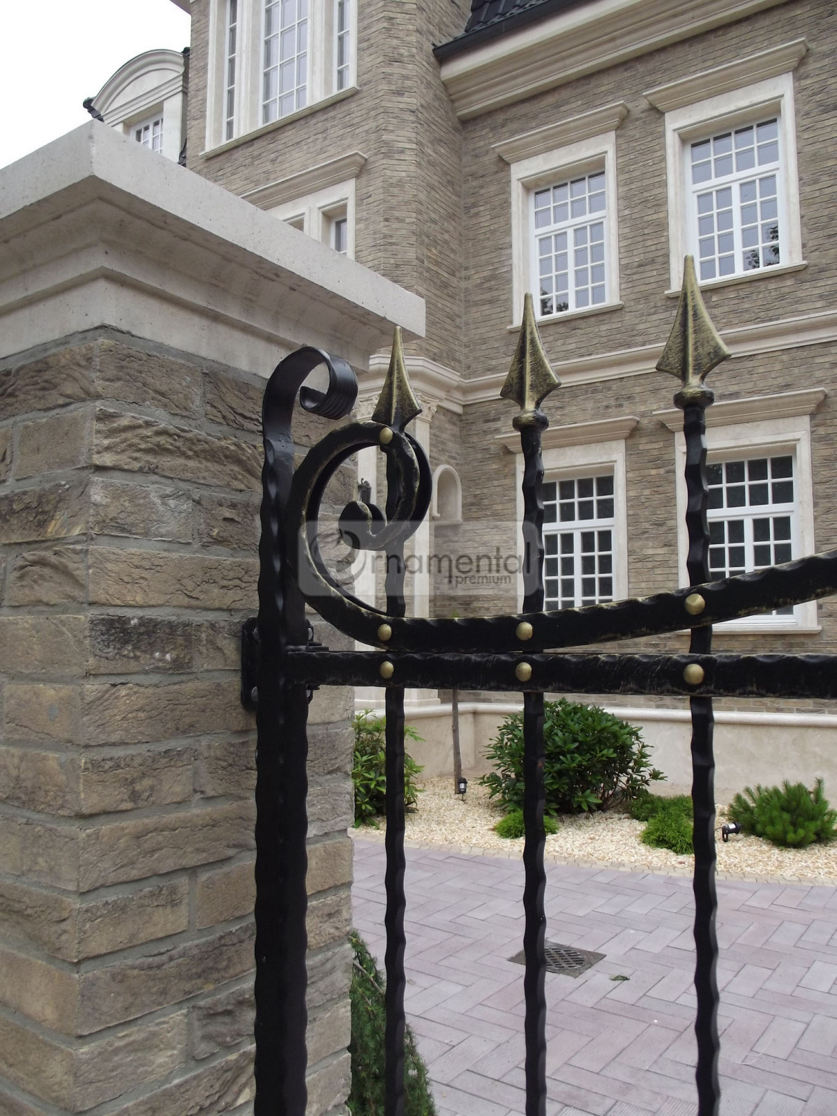 Кованное ограждение для частного дома