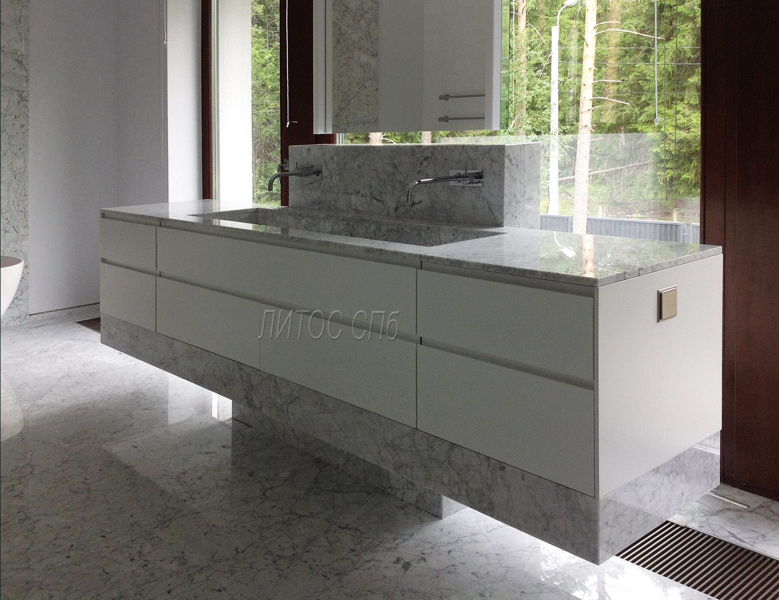 Ванная комната из мрамора Bianco Carrara