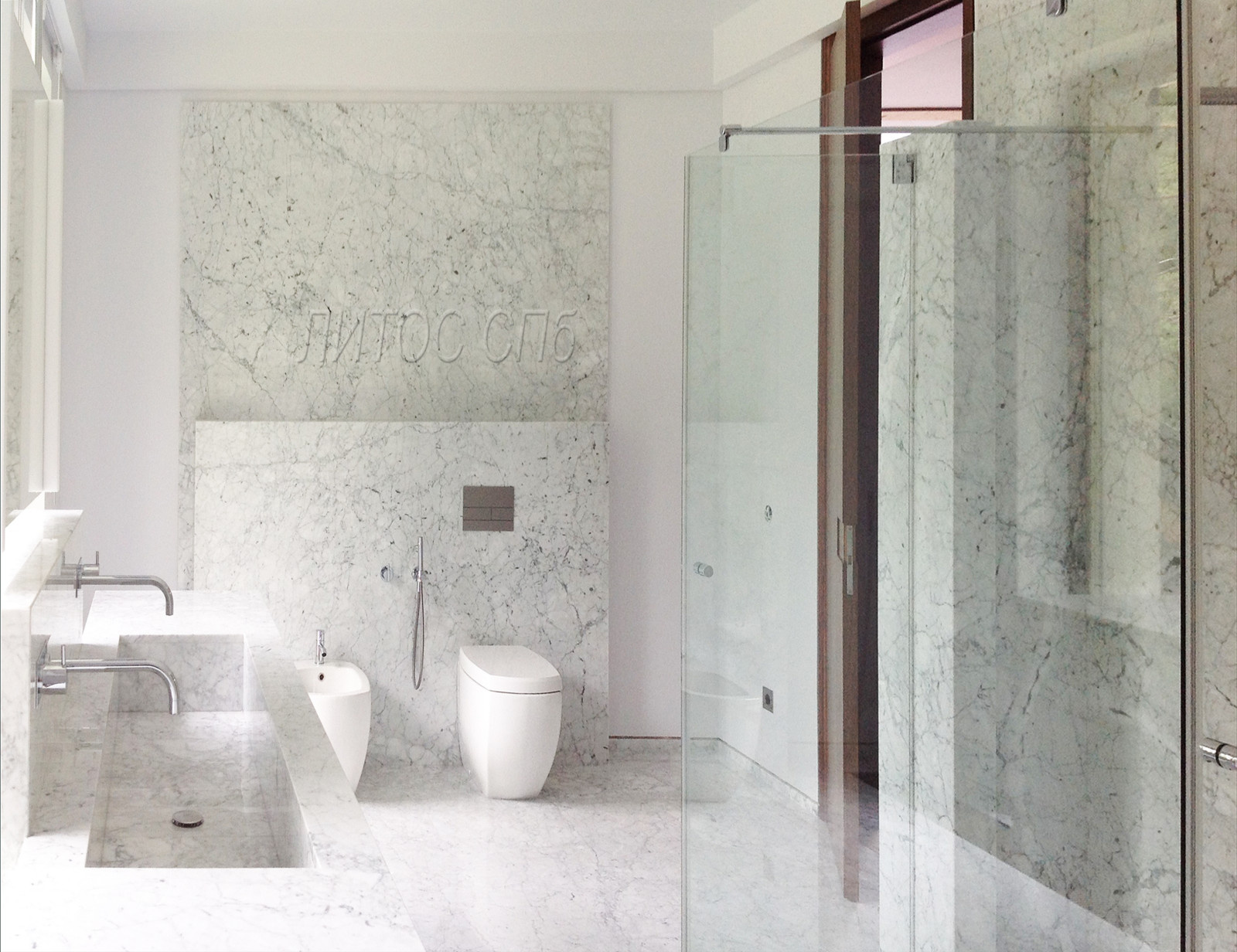 Ванная комната из мрамора Bianco Carrara