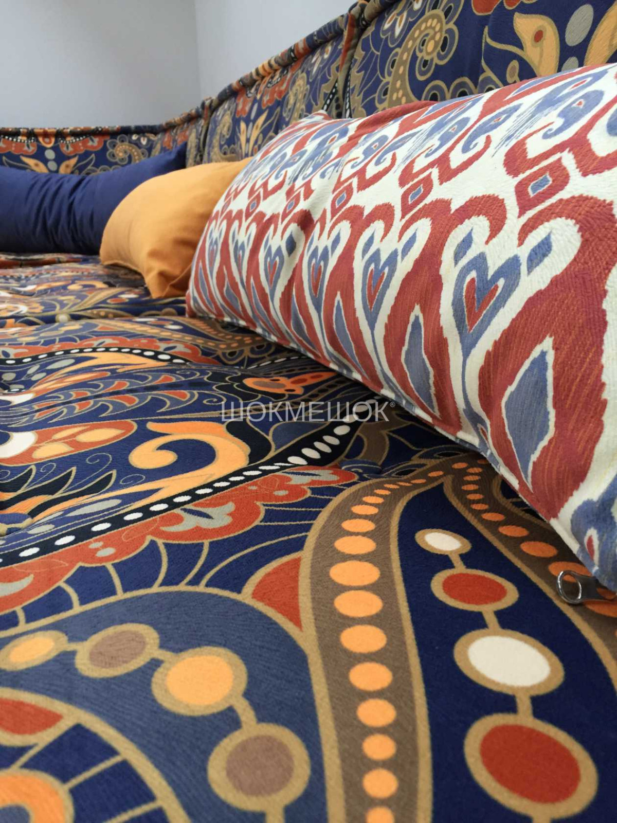 Диван из подушек модулей Куба в восточно стиле