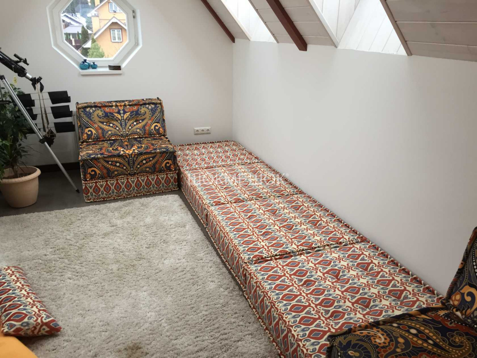 Диван из подушек модулей Куба в восточно стиле