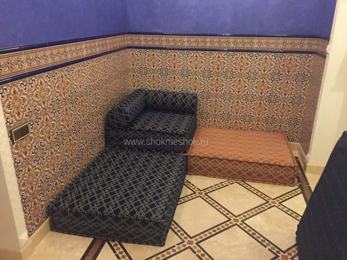 Диван из подушек модулей в восточном стиле