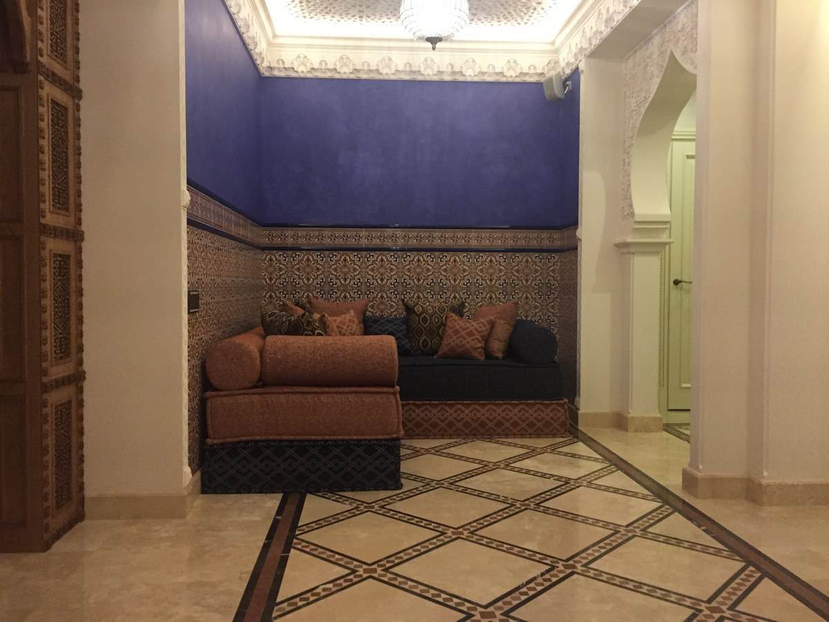 Диван из подушек модулей в восточном стиле