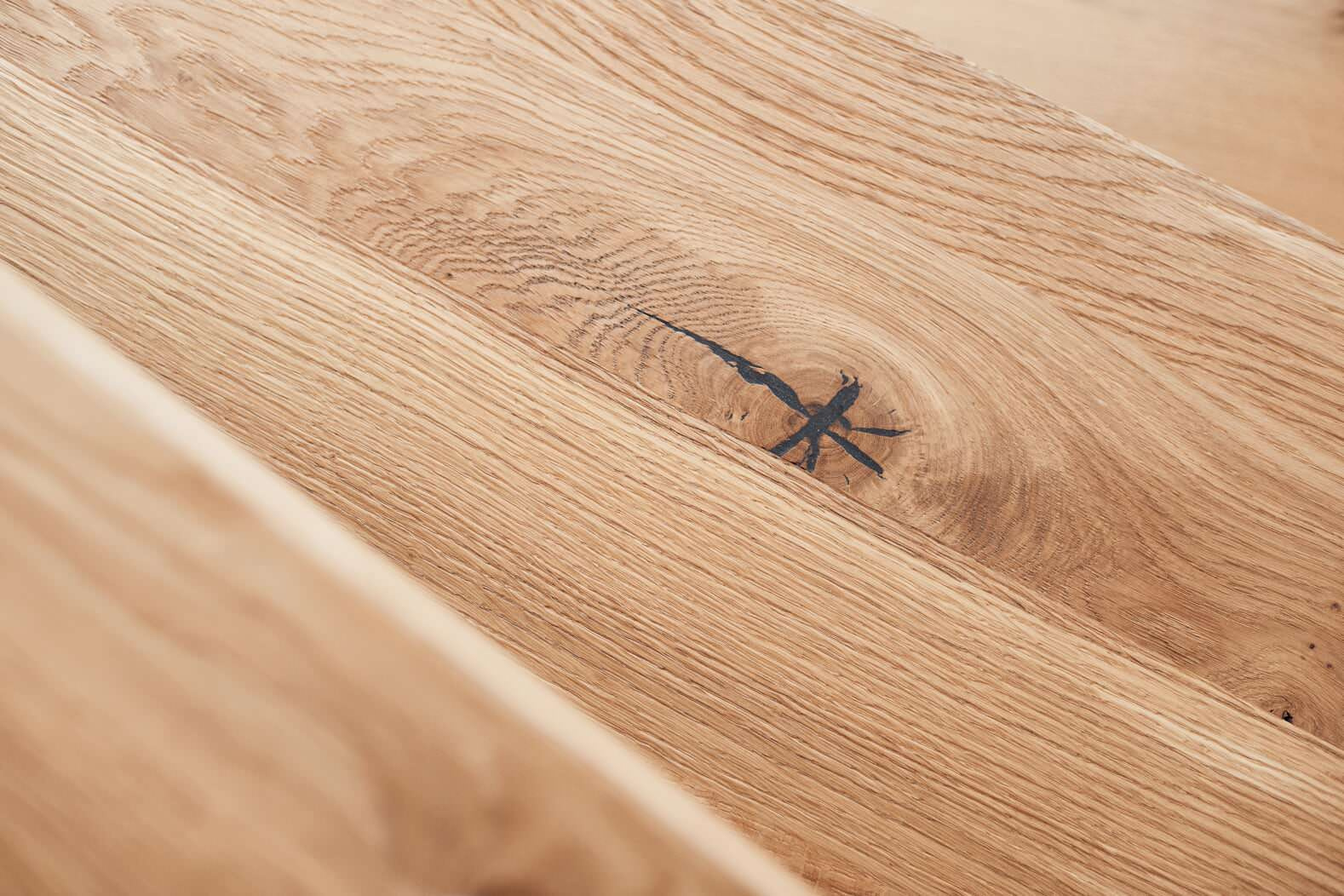 лестница из дуба с белой балюстрадой